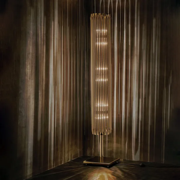 Lampadaire à tubes géométriques en laiton Matheny